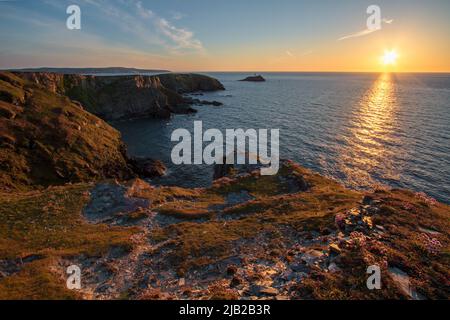 Eine Sonnenuntergangslandschaft der Küste von Corni````sh am Knavocks mit Blick über die hohen Klippen zum Godrevy Leuchtturm Stockfoto